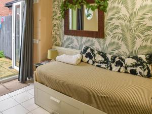 Una cama o camas en una habitación de Harbour View Villa