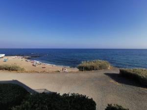 plaża z ludźmi na piasku i oceanie w obiekcie 176 Indes Galantes G91 w Cap d'Agde