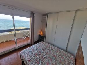 sypialnia z łóżkiem i widokiem na ocean w obiekcie 176 Indes Galantes G91 w Cap d'Agde