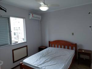 - une petite chambre avec un lit et une fenêtre dans l'établissement Cobertura com terraço e churrasqueira, à Florianópolis