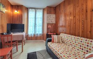 uma sala de estar com um sofá e uma mesa em Stunning Home In Champeaux With Kitchen em Moisenay