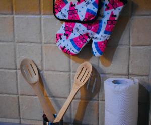twee houten lepels en een rol toiletpapier bij Apartman 23 in Kanarevo Brdo +2 foto's