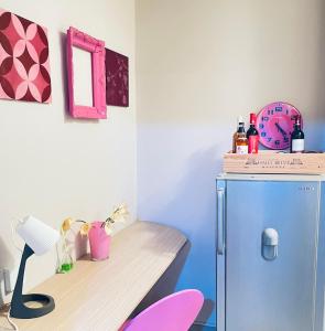 een kamer met een bureau en een kleine koelkast bij Apartman 23 in Kanarevo Brdo