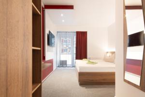 Postel nebo postele na pokoji v ubytování Hotel Wettiner Hof