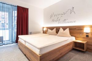Postel nebo postele na pokoji v ubytování Hotel Wettiner Hof
