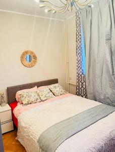 een slaapkamer met een bed en een spiegel bij Apartman 23 in Kanarevo Brdo