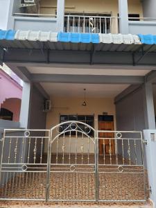 uma varanda de uma casa com um portão de metal em SaamSaao HomeStay Betong สามสาวโฮมสเตย์เบตง 4 Bedroom House for Rent em Betong