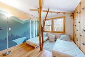 的住宿－Woodland Cottage In the Mountains，一间卧室配有两张床和壁画