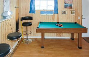 una mesa de billar en una habitación con dos taburetes en 4 Bedroom Amazing Home In Bog By, en Bogø By