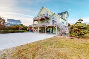 ein großes Haus mit einem großen Hof davor in der Unterkunft Dog Daze of Summer East in Emerald Isle