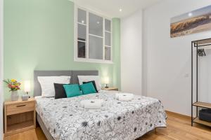 - une chambre avec un grand lit et 2 oreillers dans l'établissement homey Apartments Park Suite, à Bremerhaven