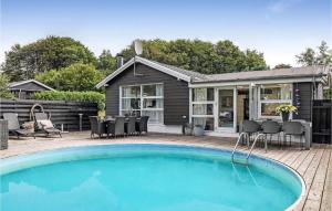 uma piscina em frente a uma casa em Beautiful Home In Lgstrup With Outdoor Swimming Pool em Løgstrup