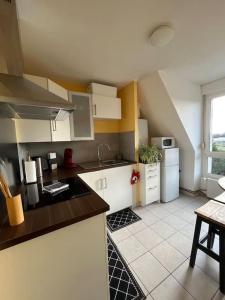 Kuchyň nebo kuchyňský kout v ubytování Le nid des Pruniers - F2 au calme - parking privé