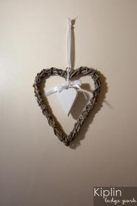 un corazón colgando de una cuerda con un arco en Surrey Lodge en Richmond