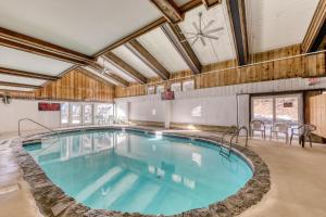 ウィルミントンにあるLog Ski Lodgeの建物内にある大きな屋内プール