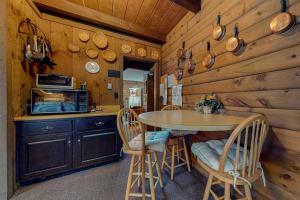 een keuken met een tafel en enkele potten en pannen bij Log Ski Lodge in Wilmington