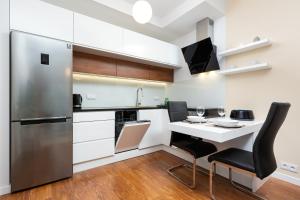 Η κουζίνα ή μικρή κουζίνα στο Royal City Center Mennica Residence by Renters