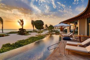 The St. Regis Red Sea Resort في Ḩanak: مسبح المنتجع مطل على المحيط