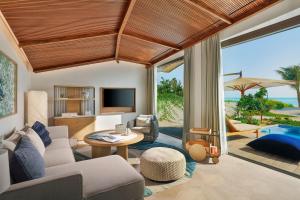 The St. Regis Red Sea Resort في Ḩanak: غرفة معيشة مطلة على المحيط