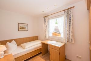 a small room with a bench and a window at Komfort-Ferienhaus Alpspitz in Grainau