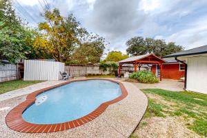 - une piscine dans une cour avec une maison dans l'établissement Heart of Houston Getaway, à Houston