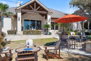 Restaurace v ubytování Stunning Lakefront Retreat Pool Boat Lift Spectacular Views