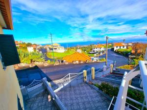 - un balcon offrant une vue sur la rue dans l'établissement En Santana centro, casa entera con vista al mar y la montaña, à Santana