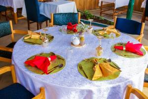 una mesa con platos y servilletas. en Amanya King Lion 1-Bed Wigwam in Amboseli en Amboseli