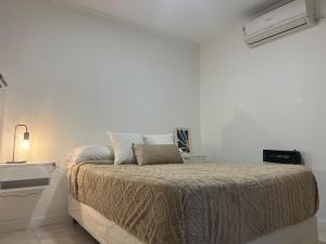 una camera da letto con un letto in una stanza bianca di Completo-Comodidad y estilo superior centrico a Santa Fe