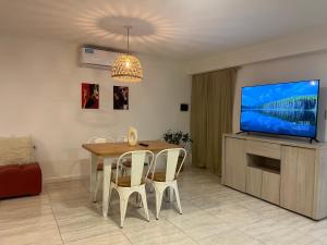 un soggiorno con tavolo da pranzo e TV a schermo piatto di Completo-Comodidad y estilo superior centrico a Santa Fe