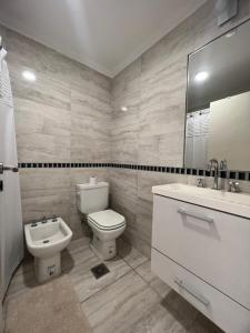 un bagno con un water, un lavandino e uno specchio di Completo-Comodidad y estilo superior centrico a Santa Fe Altre 18 foto