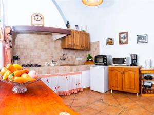 a kitchen with a bowl of fruit on a table at Live Arico Casa Abuela in Arico el Nuevo