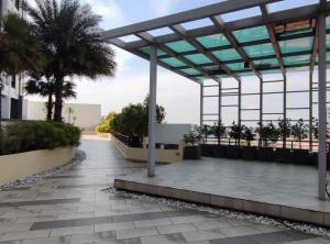 - une vue sur la cour d'un immeuble avec des palmiers dans l'établissement THE MAJESTIC IPOH B7 by ZamanJa, à Ipoh