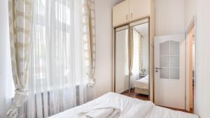 a bedroom with a bed and a large mirror at Apartamenty Sun & Snow Czyżewskiego in Sopot