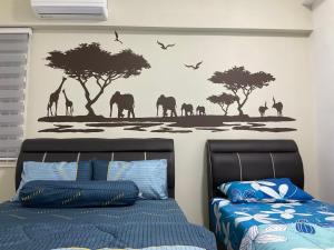 a bedroom with a wall with giraffes and trees at Sweet Homestay The Venus Sitiawan 温馨民宿 in Sitiawan