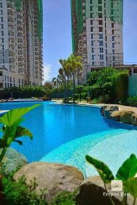 een groot blauw zwembad met hoge gebouwen bij 3 Bedrooms Access Penthouse Condo Unit in Manilla