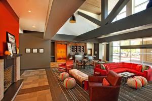 Χώρος καθιστικού στο Four Points by Sheraton at Phoenix Mesa Gateway Airport