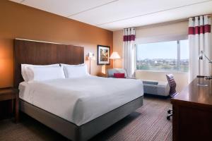 Ένα ή περισσότερα κρεβάτια σε δωμάτιο στο Four Points by Sheraton at Phoenix Mesa Gateway Airport