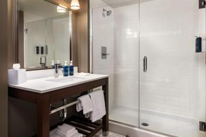 Ένα μπάνιο στο Four Points by Sheraton at Phoenix Mesa Gateway Airport