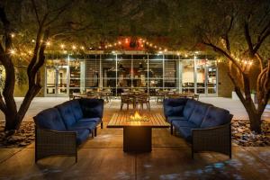 Χώρος καθιστικού στο Four Points by Sheraton at Phoenix Mesa Gateway Airport