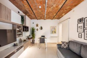 a living room with a couch and a table at Il Giardino del Colosseo in Rome