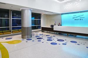 Телевизор и/или развлекательный центр в Miami International Airport Hotel