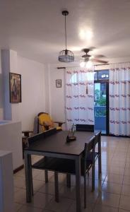 - une salle à manger avec une table et des chaises dans l'établissement Alquiler de departamento independiente en Bahía de Caraquez, à Bahía de Caráquez