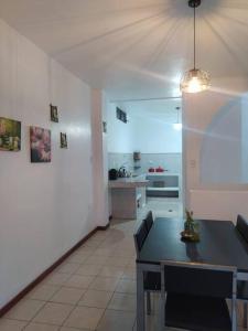 Il comprend un salon avec une table et une cuisine. dans l'établissement Alquiler de departamento independiente en Bahía de Caraquez, à Bahía de Caráquez