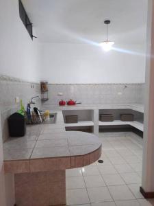 - une cuisine avec une table et un comptoir dans l'établissement Alquiler de departamento independiente en Bahía de Caraquez, à Bahía de Caráquez