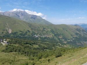 een uitzicht op een groene vallei met een berg bij Studio Saint-Lary-Soulan, 1 pièce, 4 personnes - FR-1-457-257 in Saint-Lary-Soulan