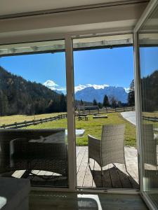 un porche cubierto con vistas a las montañas en Ferienwohnung Defreggerhof en Winklern