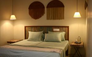 瓦卡拉的住宿－Point Break Varkala，卧室配有一张带两盏灯的墙壁床。