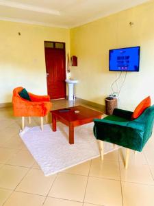 - un salon avec deux chaises et une table basse dans l'établissement Ukali ukalini homes, à Sanya Juu