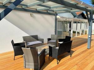 Patio lub wspólna przestrzeń na świeżym powietrzu w obiekcie Villa spacieuse avec jacuzzi, à 200m de la plage à Capbreton - FR-1-413-209